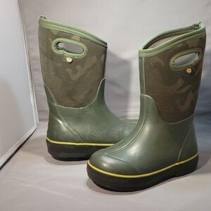 BOGS CLASSIC II TONAL BOOTS in Camo green. Size 2